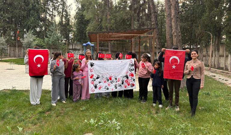 Kilis Çocuk Hakları Komitesi’nden “Cumhuriyet Emin Ellerde” Yürüyüşü