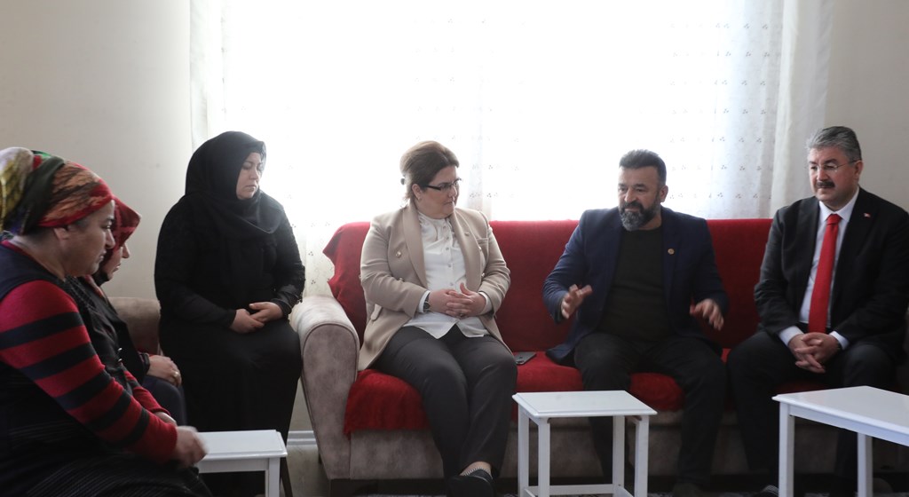Bakanımız Sayın Derya Yanık öldürülen Azra Gülendam Haytaoğlu’nun Osmaniye’deki ailesini ziyaret etti