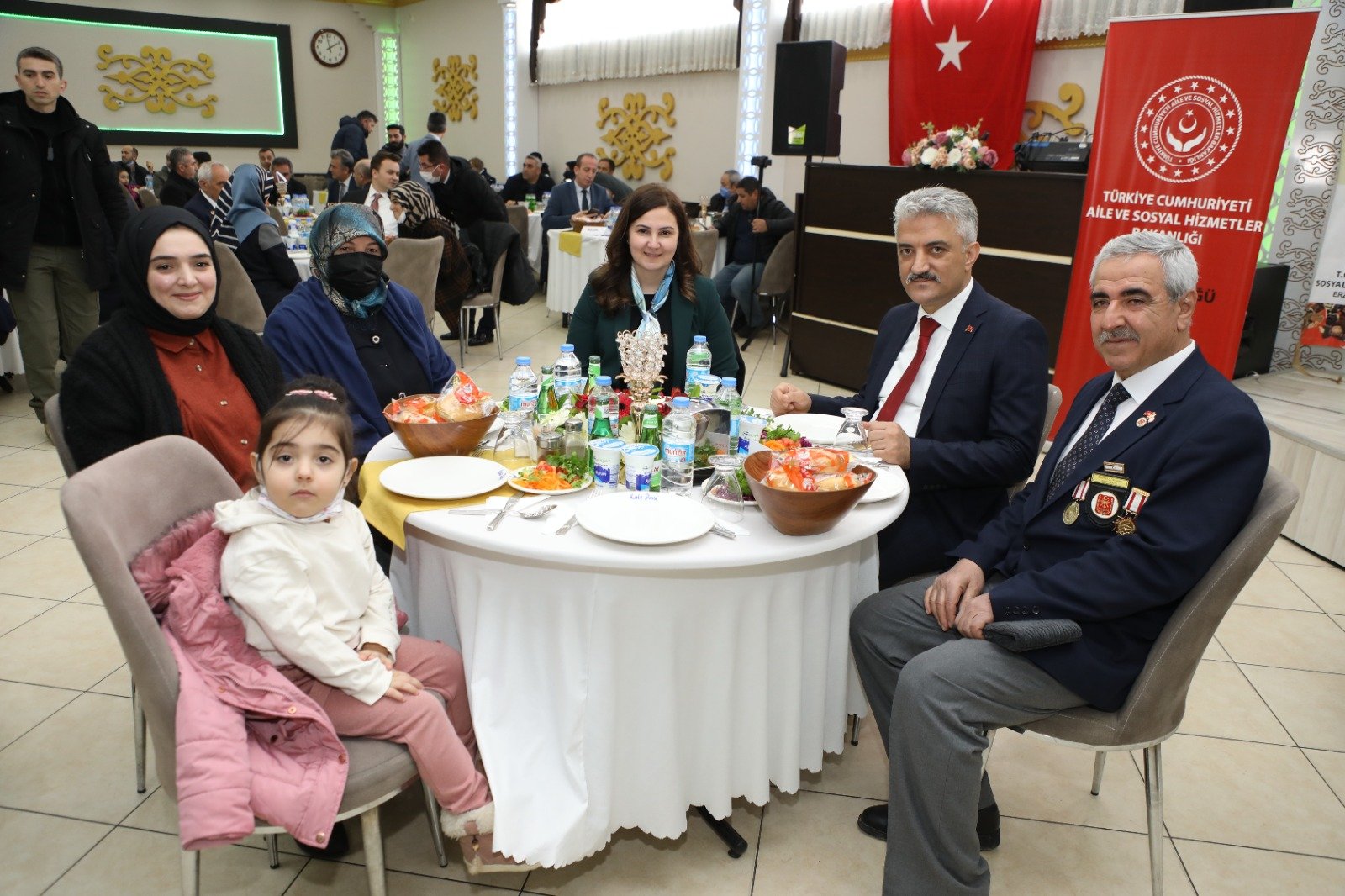 18 Mart Şehitleri Anma Günü ve Çanakkale Zaferi’nin 107. Yıldönümü münasebetiyle Erzincan Valiliği ve İl Müdürlüğümüz tarafından, Şehit aileleri ve Gazilere yönelik yemek programı düzenlendi. 