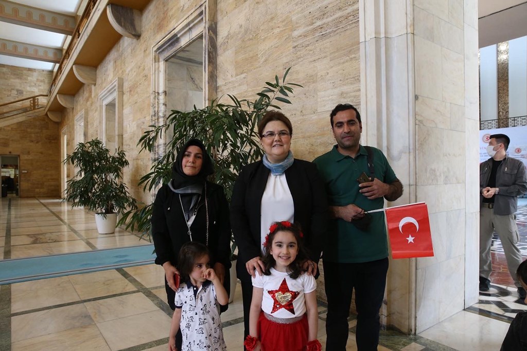 Bakanımız Derya Yanık Çocukların Bayramını Kutladı