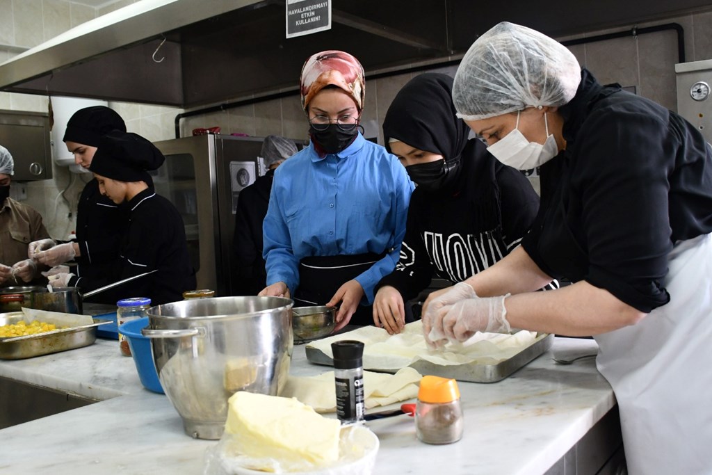 Bakanımız Derya Yanık : “Ramazan ayı boyunca yaşlı, engelli, hasta ve evinde yemek yapamayacak durumda olan vatandaşlarımıza aşevi hizmeti sunduk”
