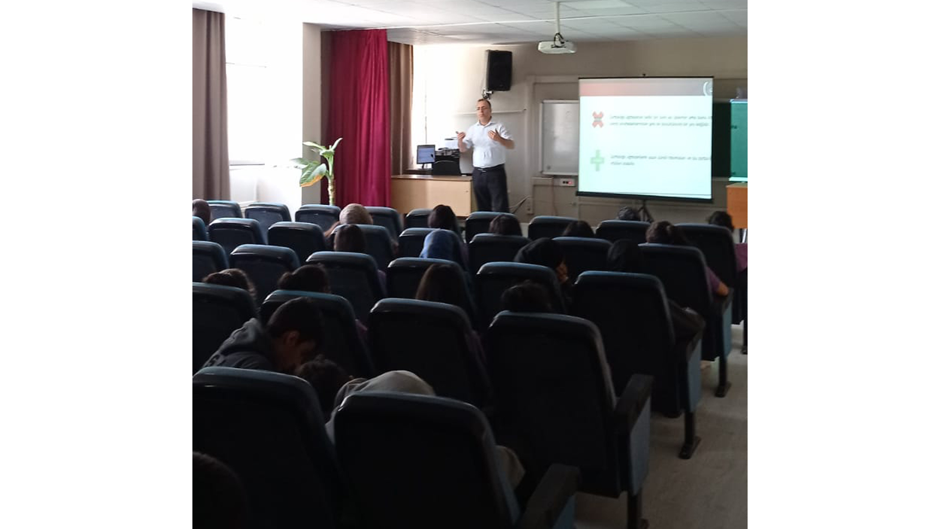 Reyhanlı Tayfur Sökmen Anadolu Lisesi öğrencilerine yönelik “Akran Zorbalığı- Siber Zorbalık- Bilinçli Medya Kullanımı” konularında seminer verildi.