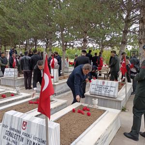 Şehitlerimizi Kabirleri Başında Dualarla Andık - fotoğraf 1