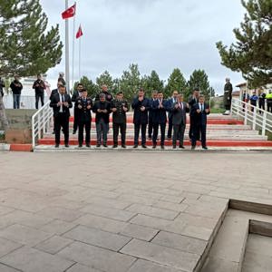 Şehitlerimizi Kabirleri Başında Dualarla Andık - fotoğraf 2
