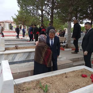 Şehitlerimizi Kabirleri Başında Dualarla Andık - fotoğraf 3