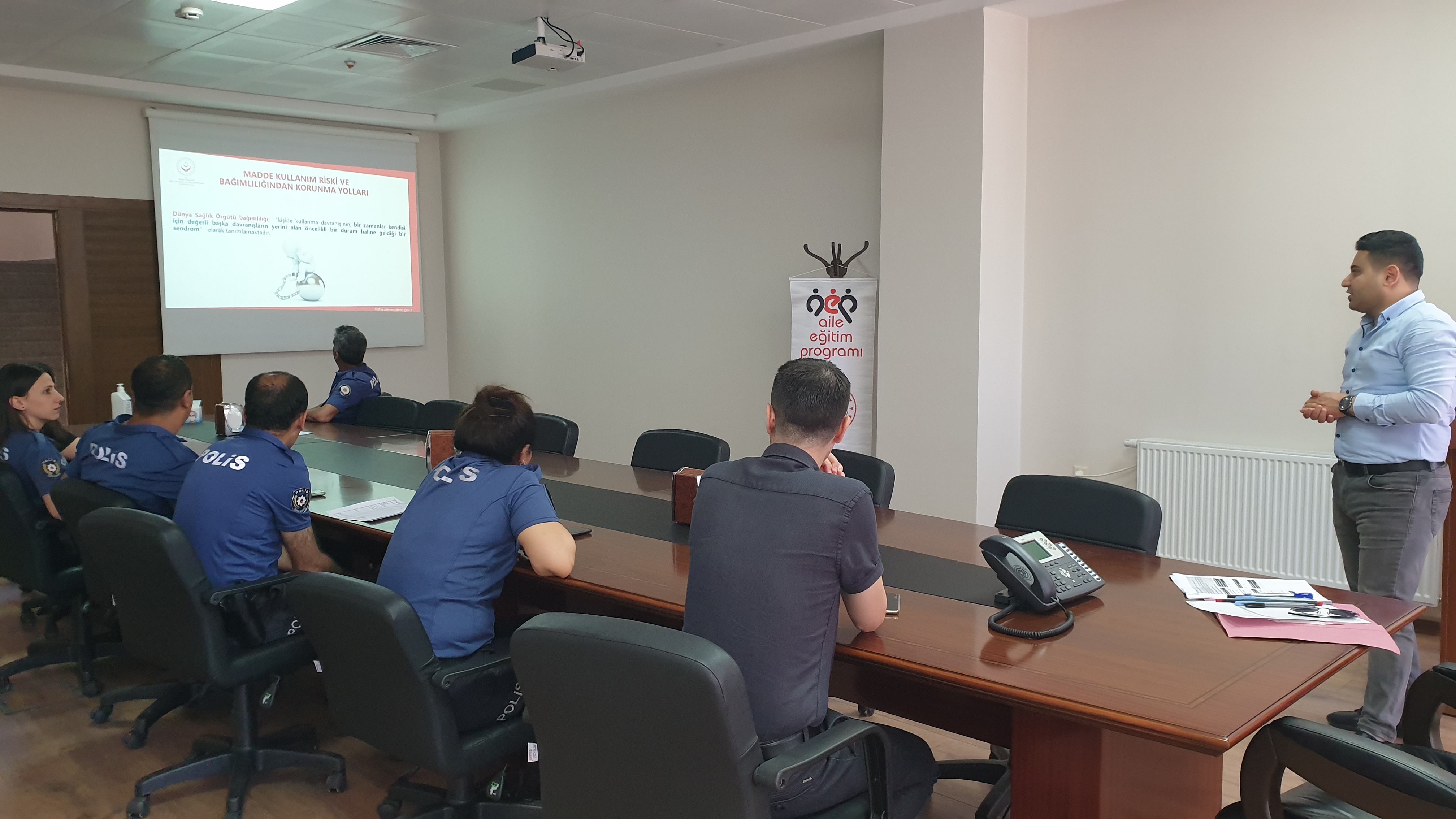 Defne İlçe Emniyet Müdürlüğü Personeline “Madde Kullanım Riski ve Madde Bağımlılığından Korunma ile Madde Kullanım Riski olabilecek Ergenle İletişim” konulu seminer verildi.