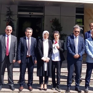 Tapu Kadastro Bölge Müdürü ve KYK'da Kalan Kız Öğrenciler Atakum Huzurevini ziyaret etti - fotoğraf 1
