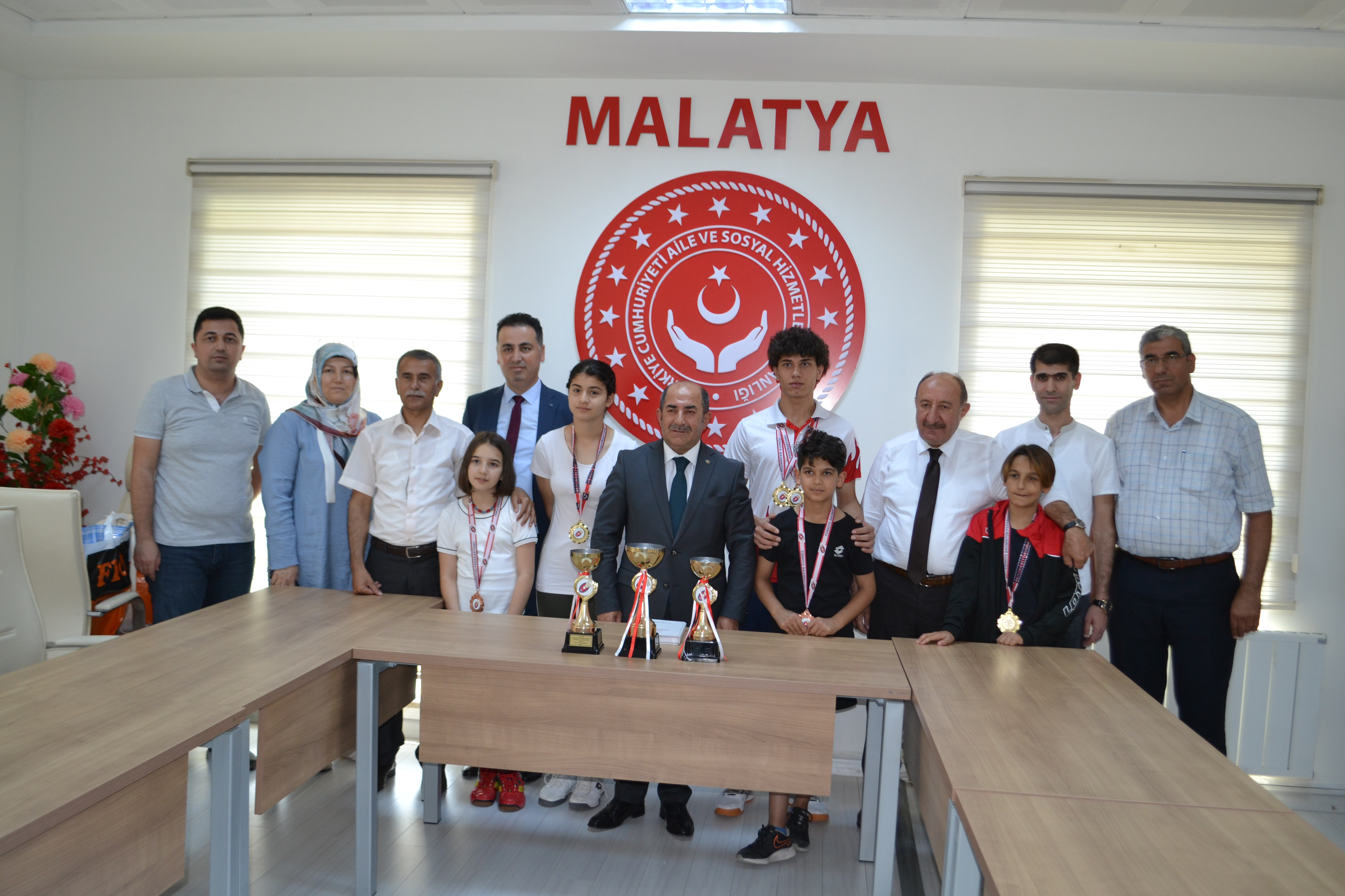 İL MÜDÜRÜMÜZ ŞAMPİYON GENÇLERLE BİR ARAYA GELDİ