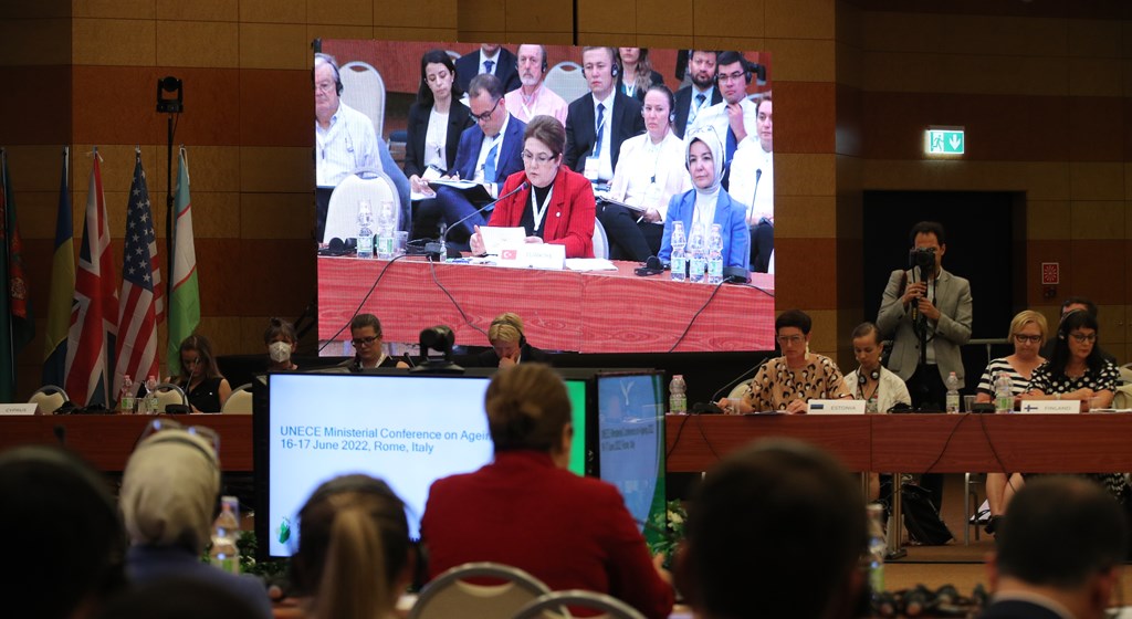 Bakanımız Derya Yanık: “Yaşlı bireylere kurumsal bakım yerine aileleri yanında destek aldıkları bir model sunmayı amaçlıyoruz”