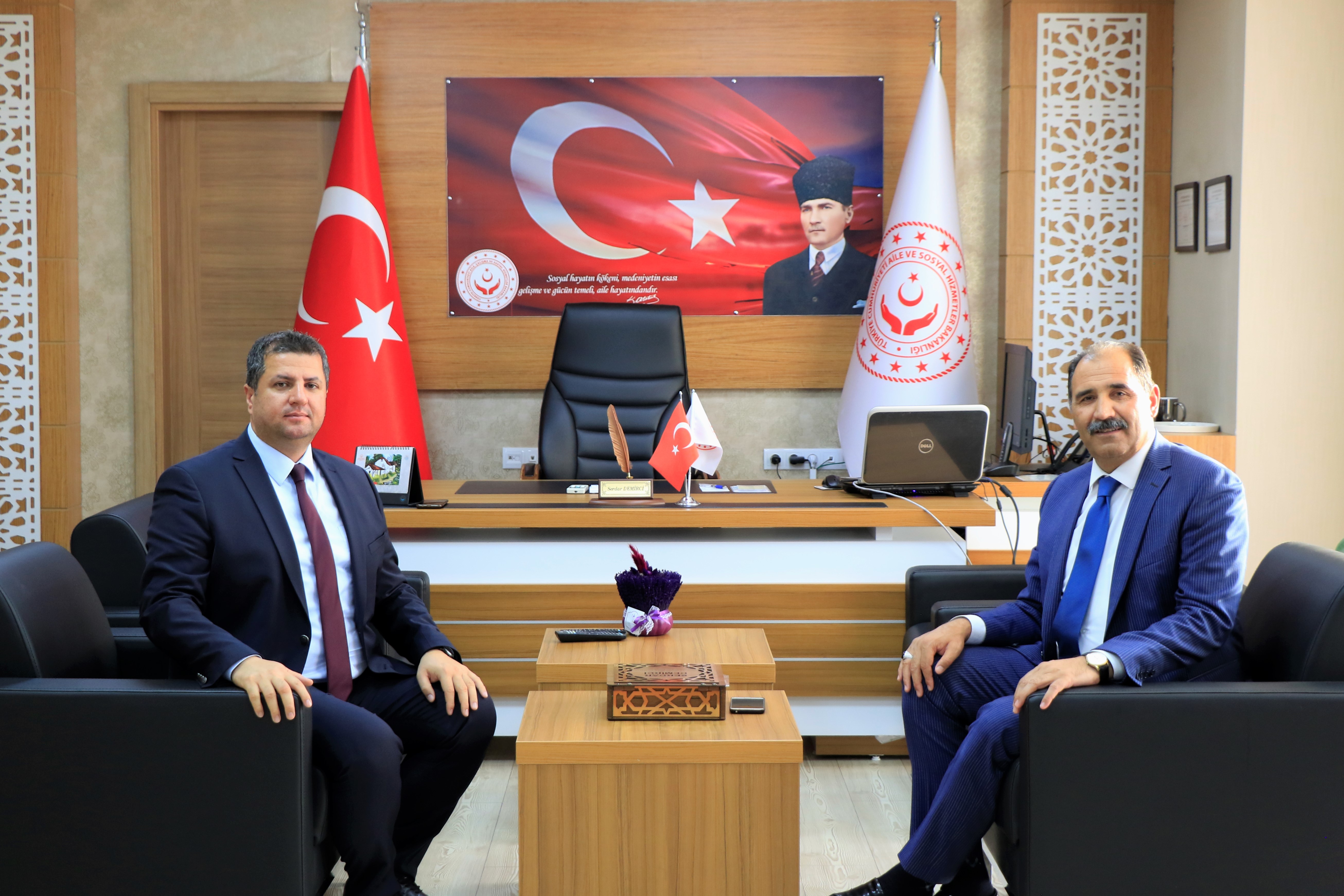 İl Milli Eğitim Müdürü Aziz GÜN, İl Müdürümüz Serdar DEMİRCİ’yi makamında ziyaret ederek hayırlı olsun temennisinde bulundu.