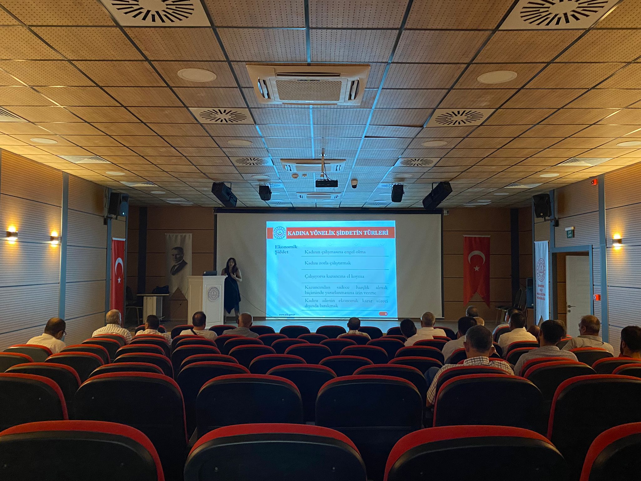 MUHTAR VE BELEDİYE PERSONELLERİNE AİLE EĞİTİM PROGRAMI DÜZENLENDİ