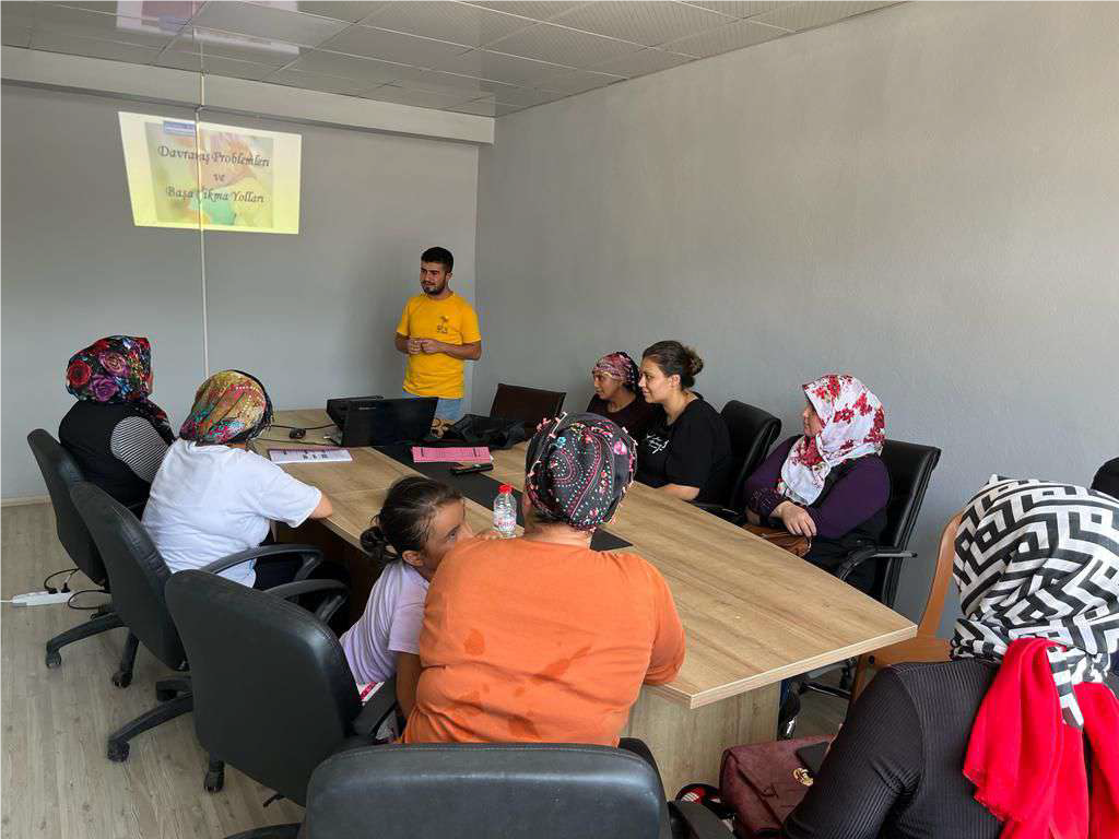 Hassa Sosyal Hizmet Merkezinden hizmet alan vatandaşlarımıza “Evlilik Öncesi Eğitim” konulu seminer verildi.