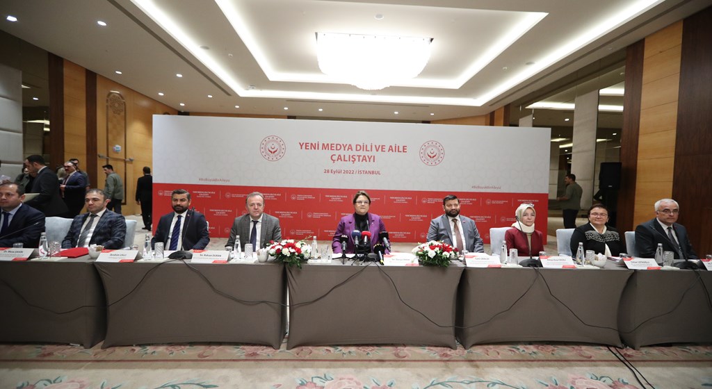 Bakanımız Derya Yanık Yeni Medya Dili ve Aile Çalıştayı'na Katıldı