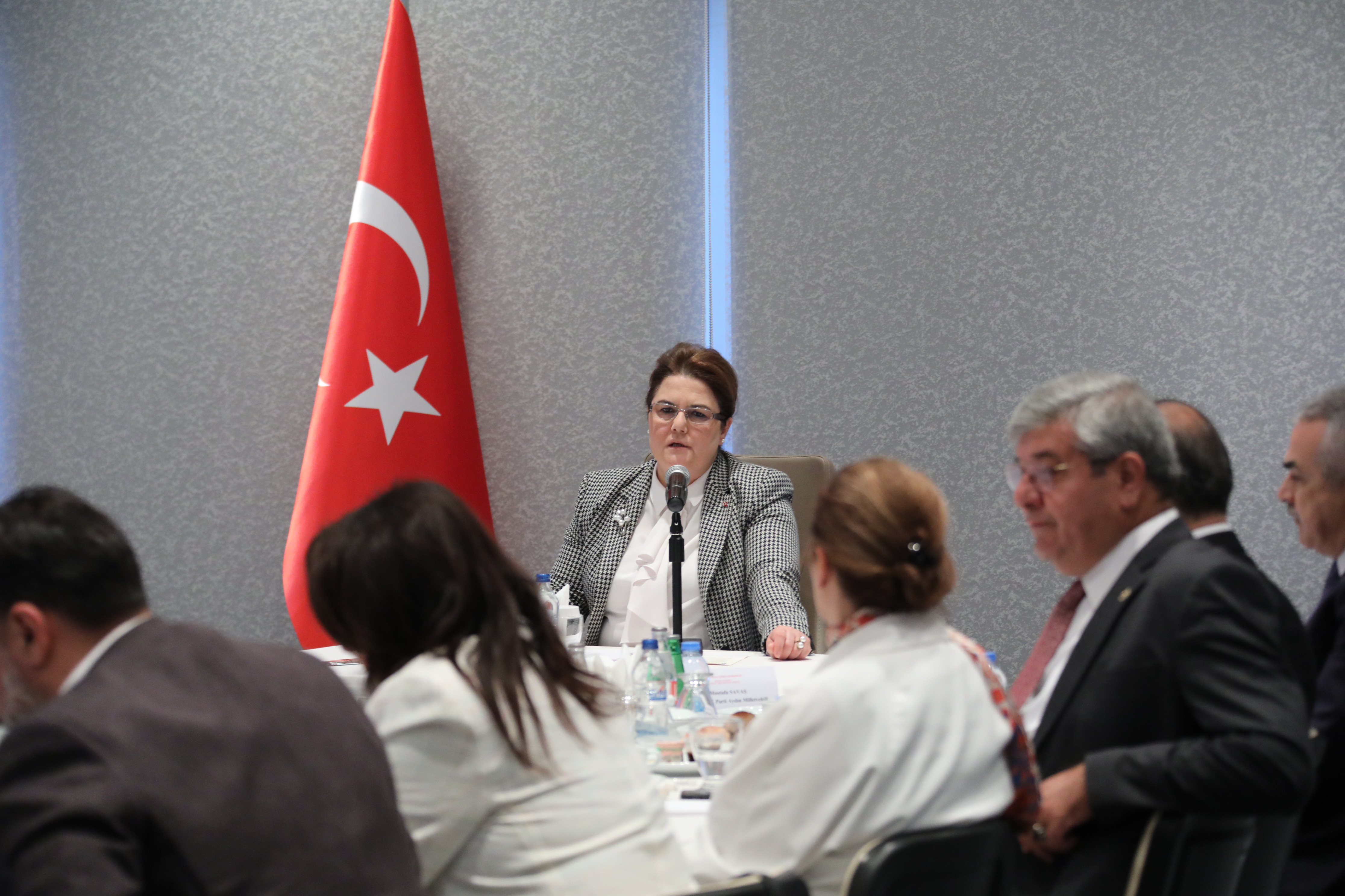 Bakanımız Derya Yanık Roman Vatandaşların Yoğunluklu Yaşadığı Bölgelerin Milletvekilleriyle Buluştu