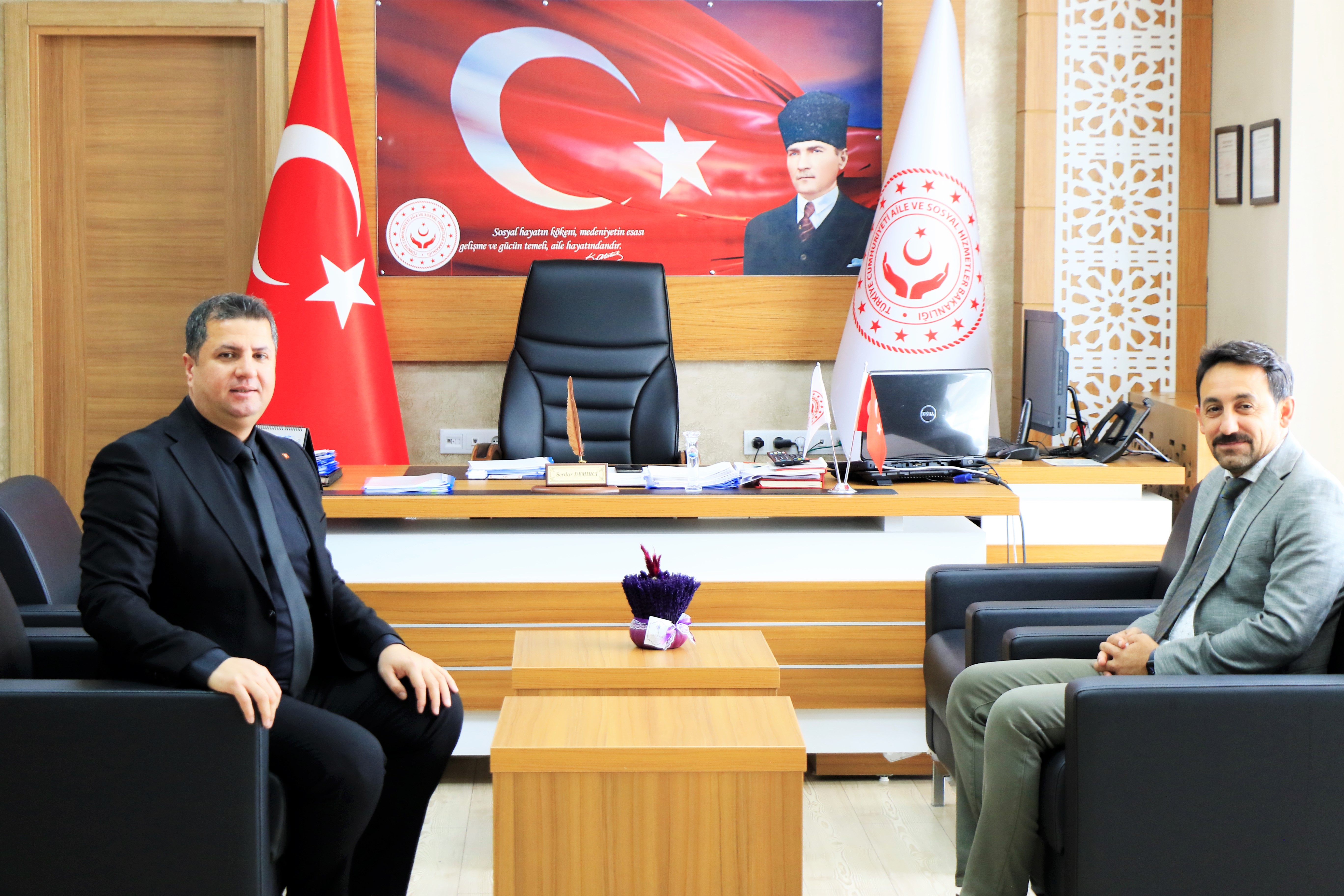 Erzincan Gençlik ve Spor İl Müdürü Volkan Burak Mumcu, İl Müdürümüz Serdar Demirci’yi makamında ziyaret ederek hayırlı olsun temennisinde bulundu.