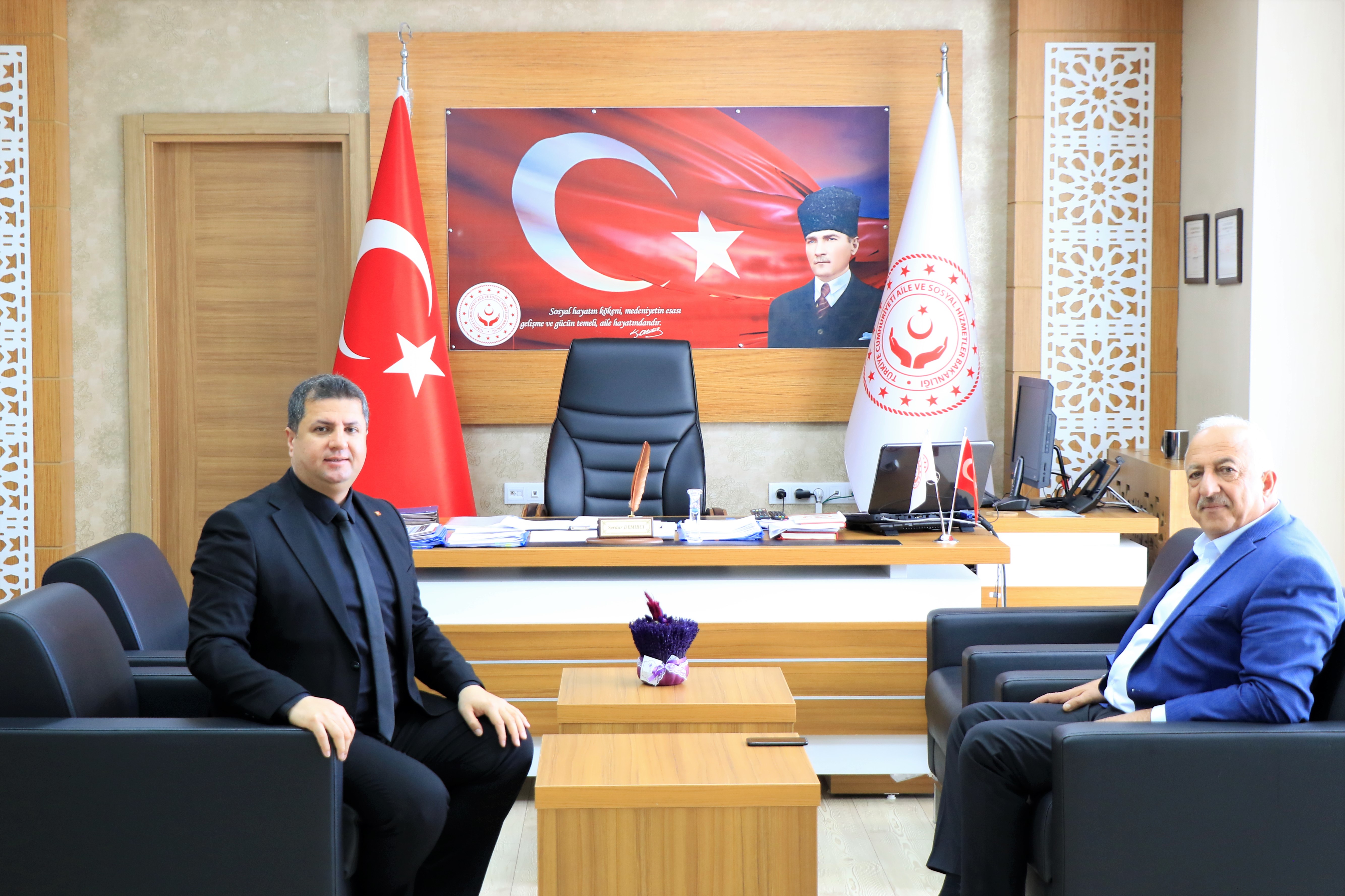 Erzincan Üzümlü İlçe Belediye Başkanı Ahmet Sazlı, İl Müdürümüz Serdar Demirci’yi makamında ziyaret ederek hayırlı olsun temennisinde bulundu. 