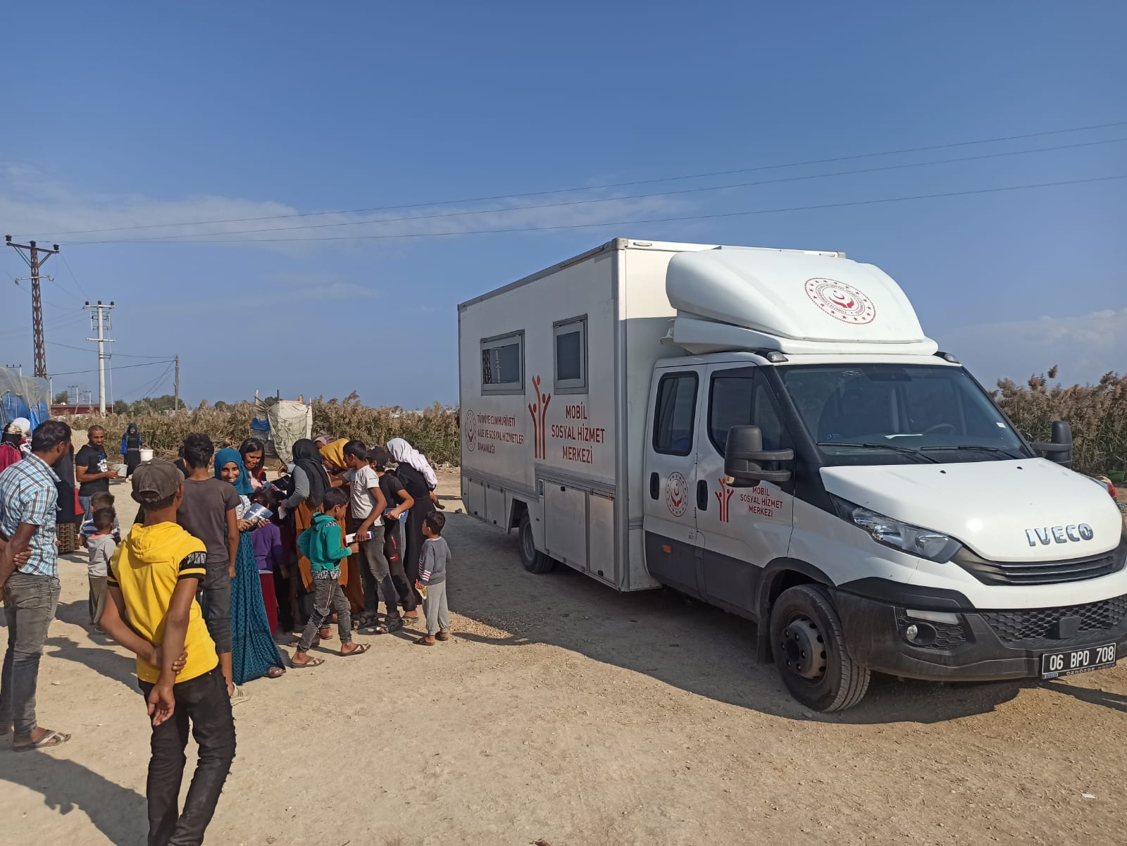 Mobil Sosyal Hizmet Merkezi'mizle  vatandaşlarımızın sosyal yardım ve sosyal hizmet ihtiyaçlarını tespit etmek amacıyla saha çalışmalarımızı sürdürüyoruz. 