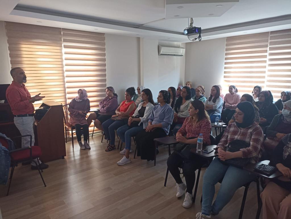 Mersin ŞÖNİM tarafından ilimizdeki Petrol Ofisi çalışanlarına KADES  uygulaması hakkında bilgilendirme yapılarak kadın sürücü ve çalışanlara broşür dağıtımı yapılmıştır. 
