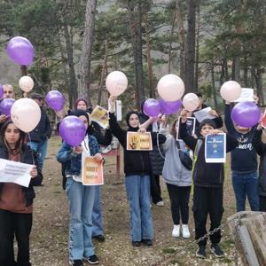Öğrenciler, şiddet gören kadınlar için gökyüzüne balon bıraktı - fotoğraf 1