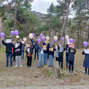 Öğrenciler, şiddet gören kadınlar için gökyüzüne balon bıraktı - fotoğraf 2