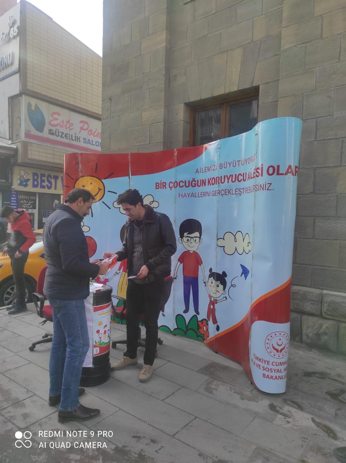          İl Müdürlüğümüze bağlı Koruyucu Aile Birimi çeşitli nedenlerle biyolojik ailesi yanında kalamayan çocukların yüksek menfaati düşünülerek aile odaklı alternatif hizmet modellerinden faydalandırılması Aile ve Sosyal Hizmetler Bakanlığımızın asli iş ve işlemlerinden birini teşkil etmektedir. 