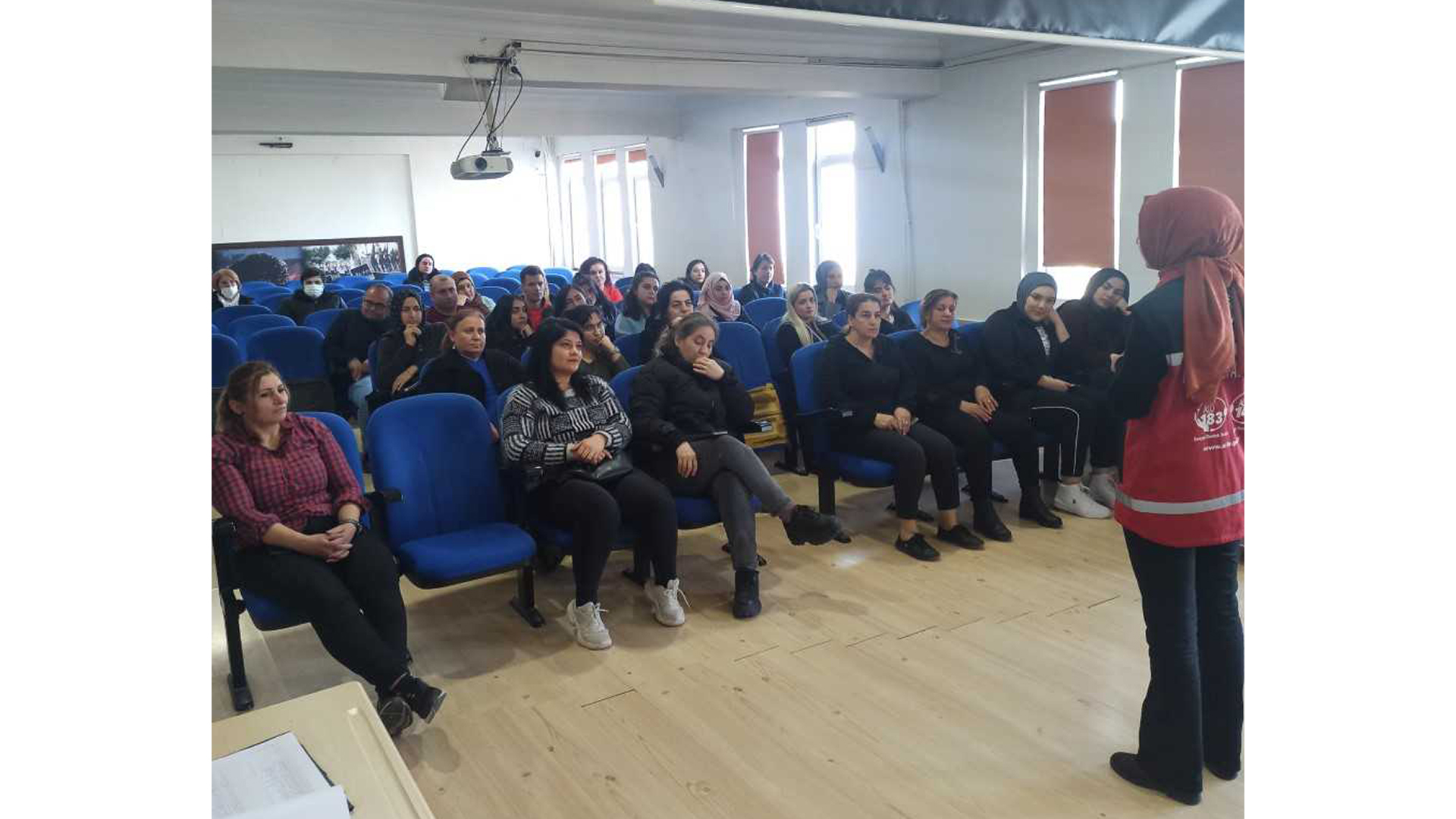 İskenderun Halk Eğitim Merkezi kursiyerlerine “Kadına Yönelik Şiddetle Mücadele ile  Erken Yaşta ve Zorla Evliliklerle Mücadele” konulu seminer verilmiştir.