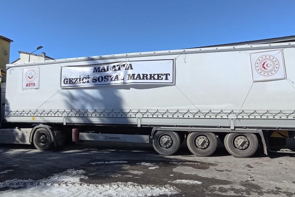Yardım Malzemeleri Gezici Sosyal Market Tırlarıyla Depremzedelere Ulaştırılıyor