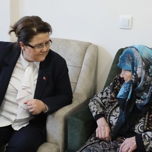 Our Minister Derya Yanık Visited Earthquake Victims - fotoğraf 2