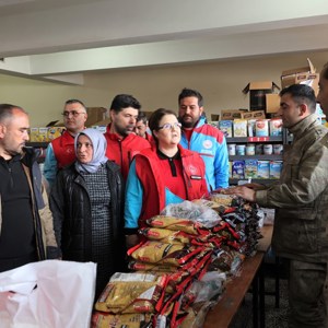 Derya Yanık, Minister of Family and Social Services, Visited Earthquake Victims in Kahramanmaraş - fotoğraf 17