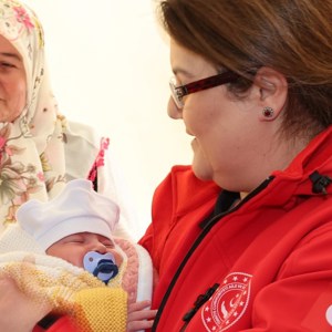 Derya Yanık, Minister of Family and Social Services, Visited Earthquake Victims in Kahramanmaraş - fotoğraf 1