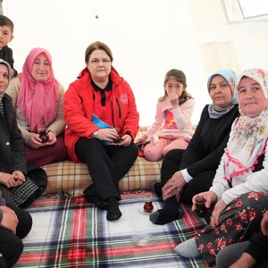 Derya Yanık, Minister of Family and Social Services, Visited Earthquake Victims in Kahramanmaraş - fotoğraf 10