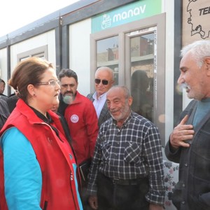 Derya Yanık, Minister of Family and Social Services, Visited Earthquake Victims in Kahramanmaraş - fotoğraf 2