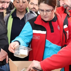 Derya Yanık, Minister of Family and Social Services, Visited Earthquake Victims in Hatay - fotoğraf 14