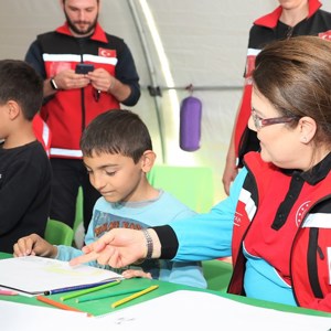 Derya Yanık, Minister of Family and Social Services, Visited Earthquake Victims in Hatay - fotoğraf 9