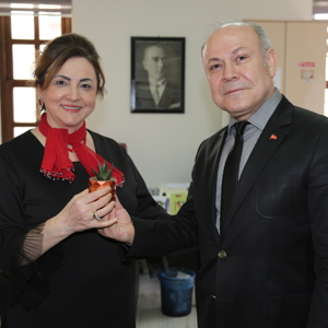 İl Müdürümüz Tekin Balcı, 8 Mart Dünya Kadınlar Günü dolayısıyla personele çiçek verdi - fotoğraf 3