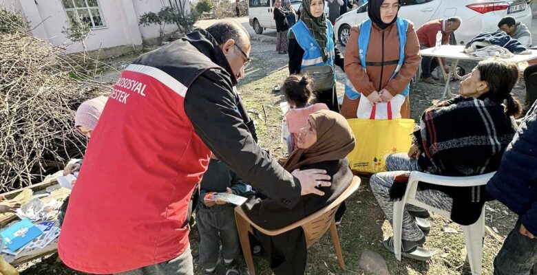 İl Müdürü Abdullah NEŞELİ görev yapmış olduğu Hatay İli Hassa İlçesinde psikososyal destek ekibiyle sahada.