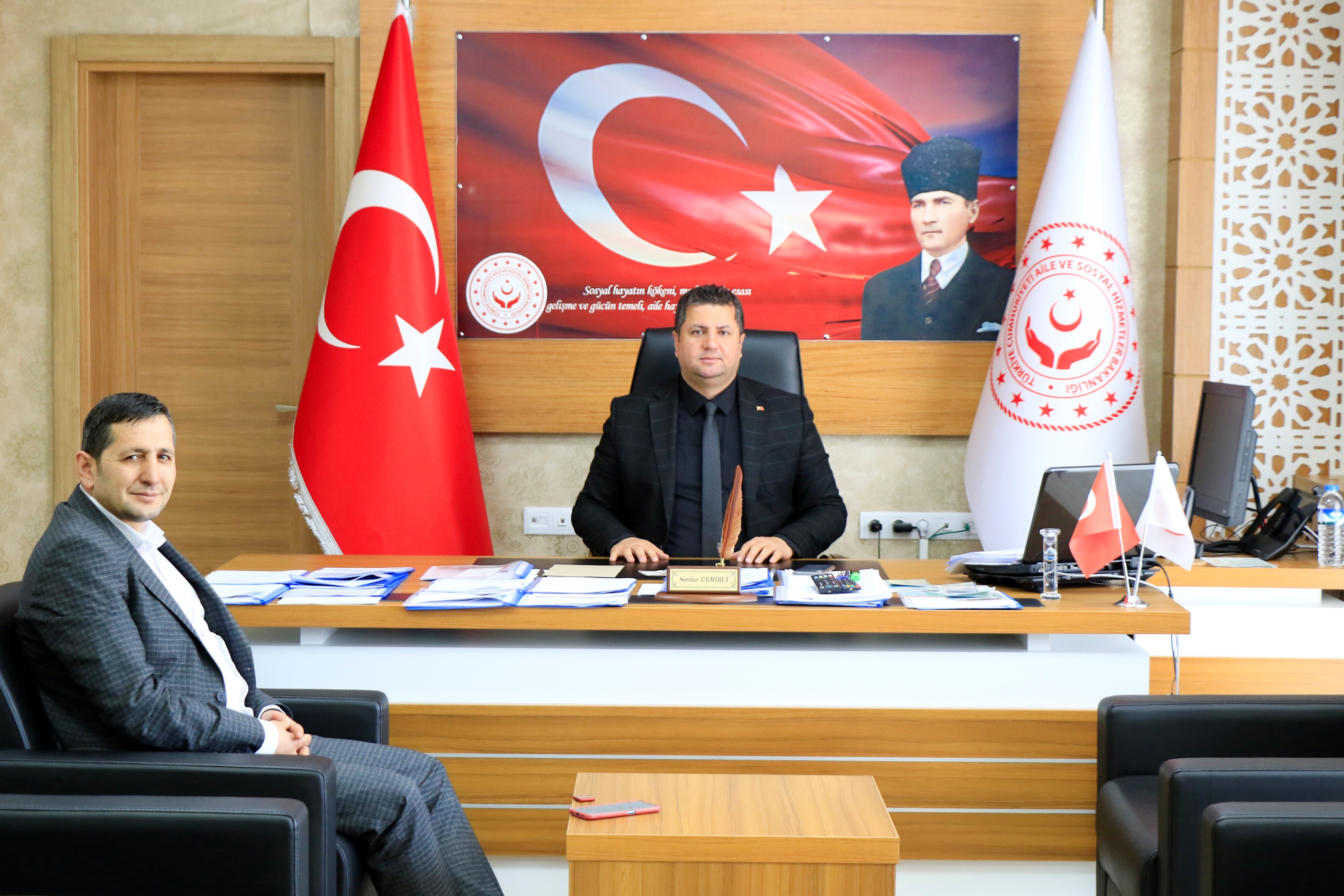 Nehaber24.com haber sitesi imtiyaz sahibi Selçuk Özdemir İl Müdürümüz Serdar Demirci’yi makamında ziyaret ederek hayırlı olsun ziyaretinde bulundu.