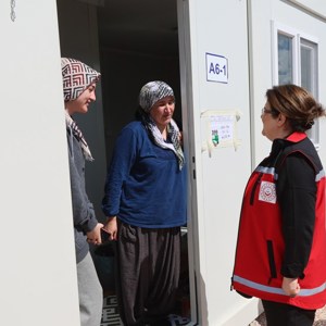 Bakanımız Derya Yanık Malatya’da Depremzedeleri Ziyaret Etti - fotoğraf 1