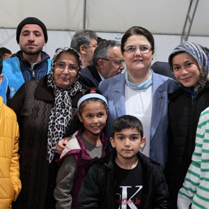 Bakanımız Derya Yanık Kahramanmaraş'ta Depremzedelerle İftarda Bir Araya Geldi - fotoğraf 1