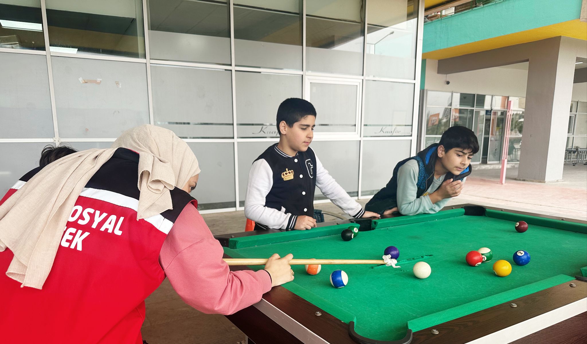 Depremden etkilenen çocuklarımızın psikolojik ve sosyal olarak güçlenmelerine yönelik çalışmalarımıza aralıksız devam ediyoruz. Onların yüzündeki tek bir gülümseme dünyalara bedel...   📍 Mersin KYK 