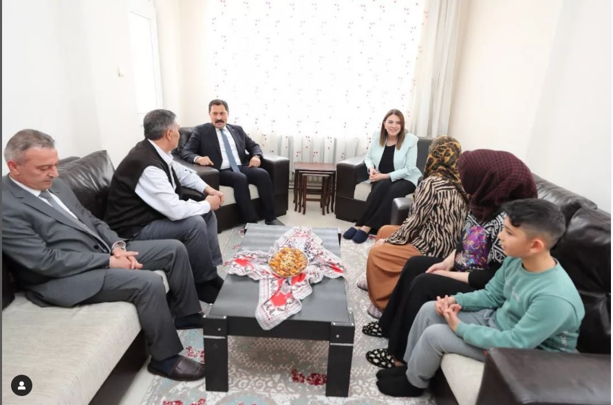 Depremzede ailemizi hanelerinde ziyaret ettik.