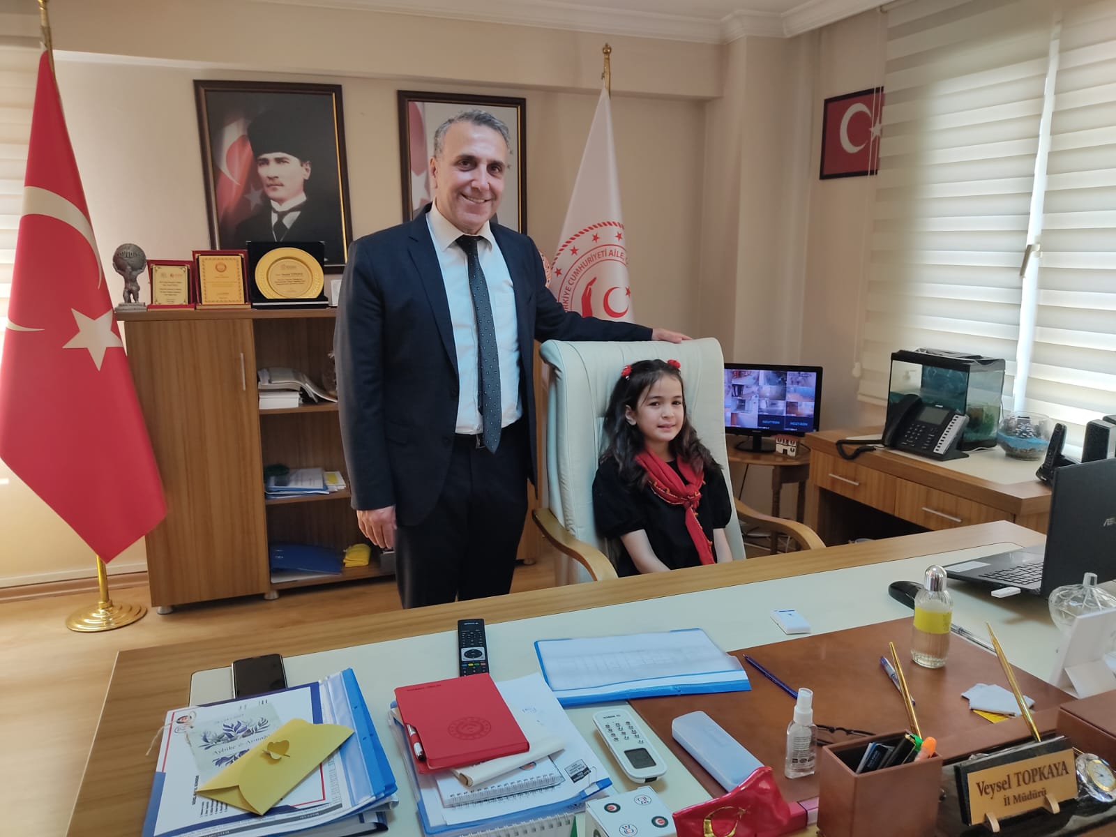  Müdürümüz Elif Sare Kurt makamlarına oturdular ve bize ilk talimatlarını verdiler. Geleceğimizin Teminatı Çocuklarımız. 