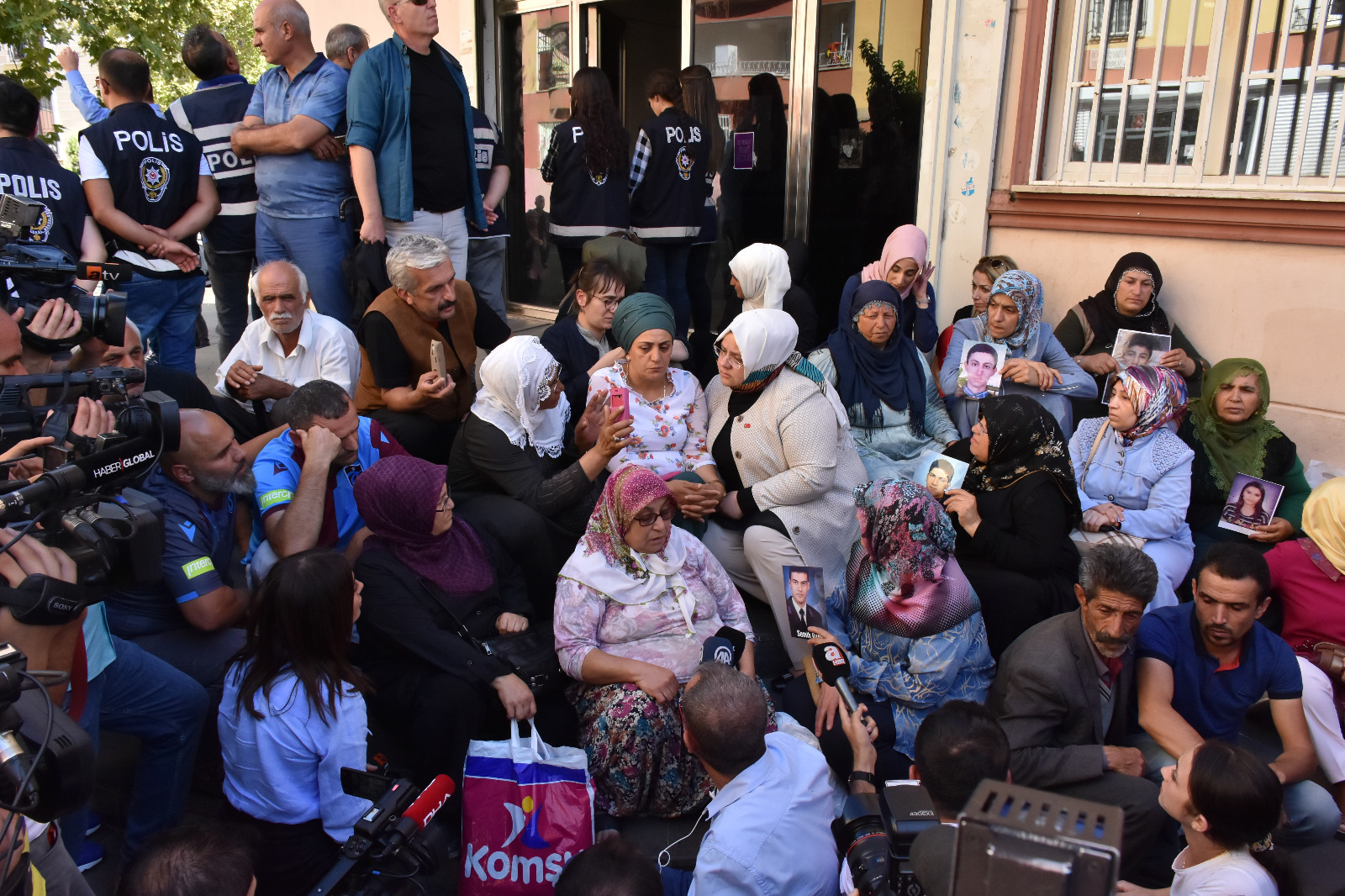 Bakan Selçuk Diyarbakır’da Eylem Yapan Aileleri Ziyaret Etti, Destek Çağrısı Yaptı