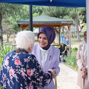 Minister of Family and Social Services Göktaş Met with Residents of Darulaceze and Nursing Home - fotoğraf 7