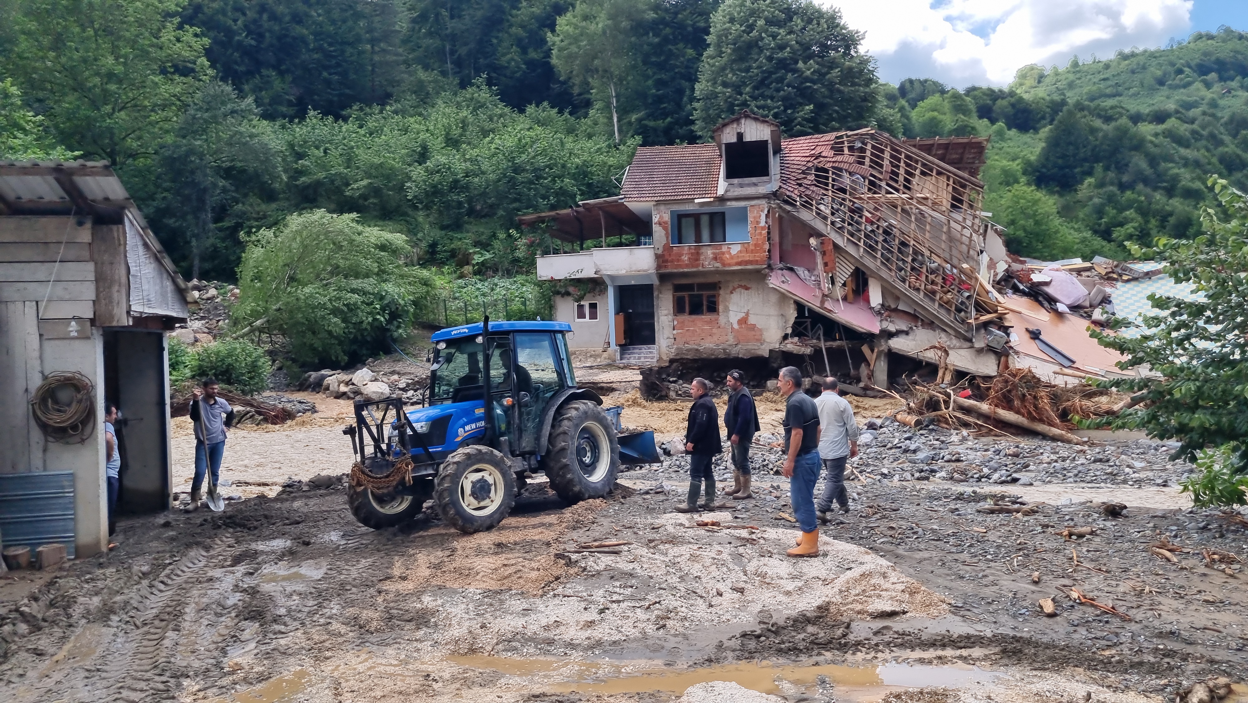 Bakanımız Mahinur Özdemir Göktaş : “Sel felaketinin ardından Düzce’ye 2 milyon TL kaynak aktardık”