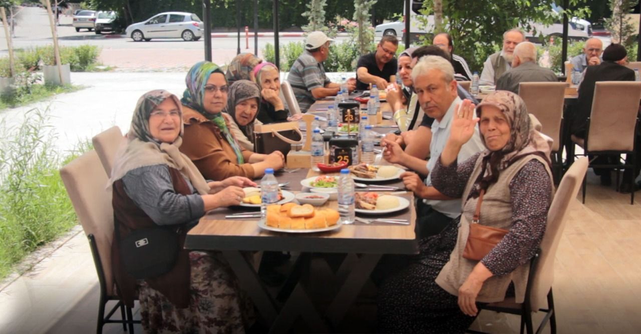 Huzurevi Sakinlerimiz ve Sevgi Evlerinde Kalan Çocuklarımız Yemek Davetinde Buluştular