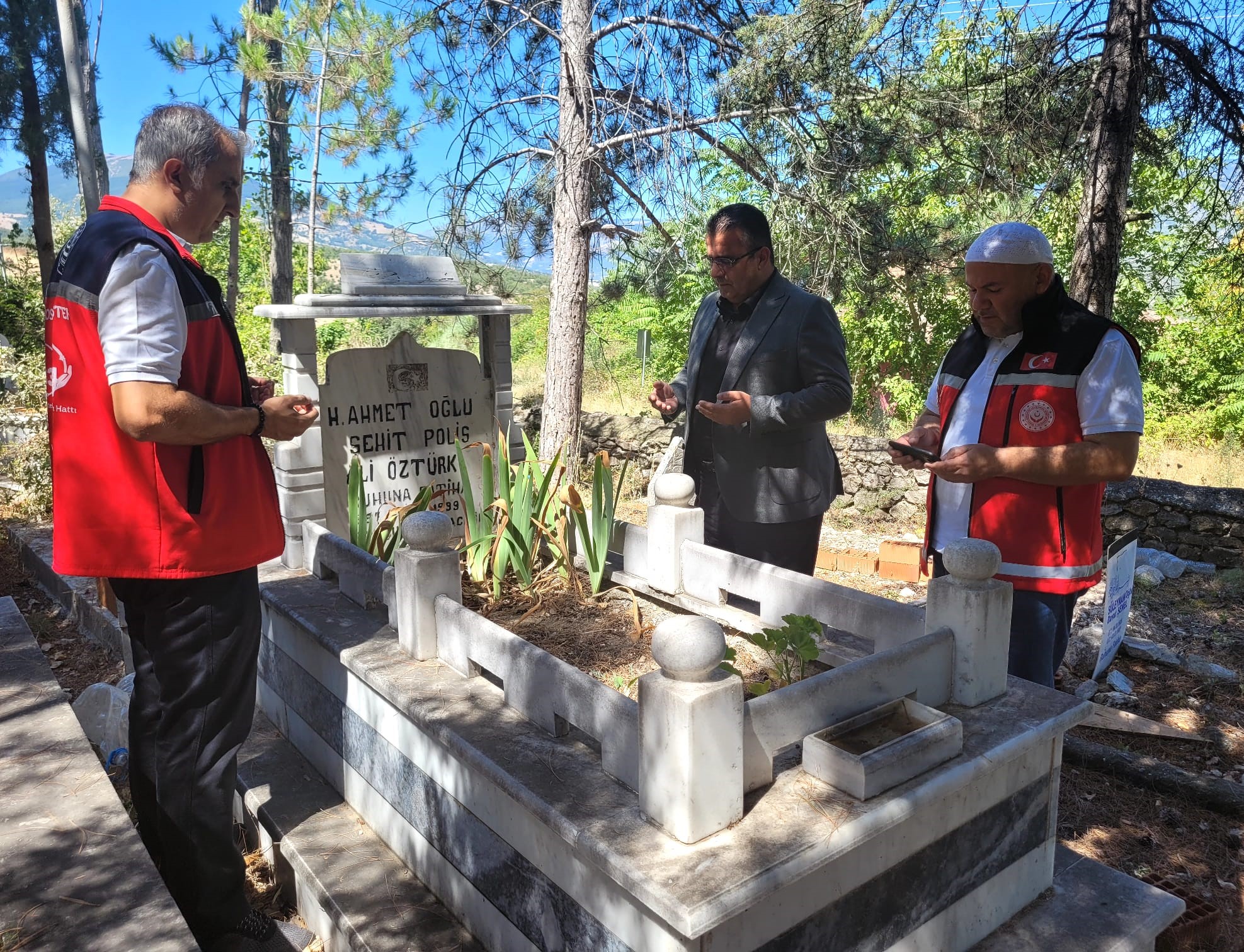 Şehit Polis Ali ÖZTÜRK'ÜN, Şehadetinin Sene-i devriyesinde kabri başında dualar ettik.