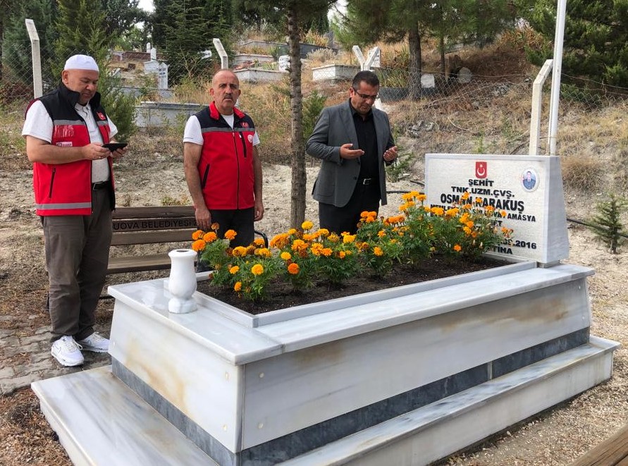 Şehidimiz Tank Uzman Çavuş Osman KARAKUŞ'un, Şehadetinin Sene-i devriyesinde kabri başında dualar ettik.