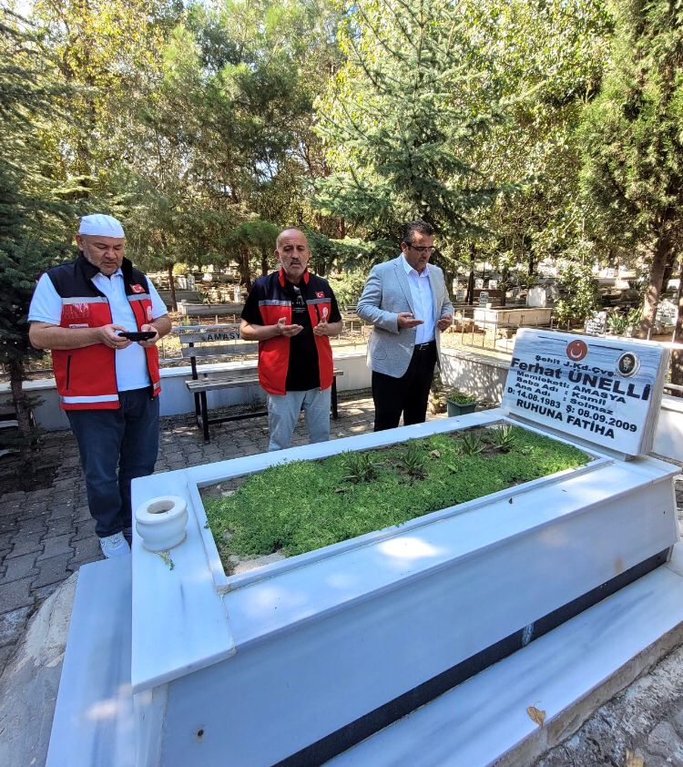 İl Müdür Yardımcımız Gökhan KESKİN ve personellerimiz, Şehidimiz Jandarma Astsubay Kıdemli Çavuş Ferhat ÜNELLİ'NİN mezarı başında dualar ettiler.