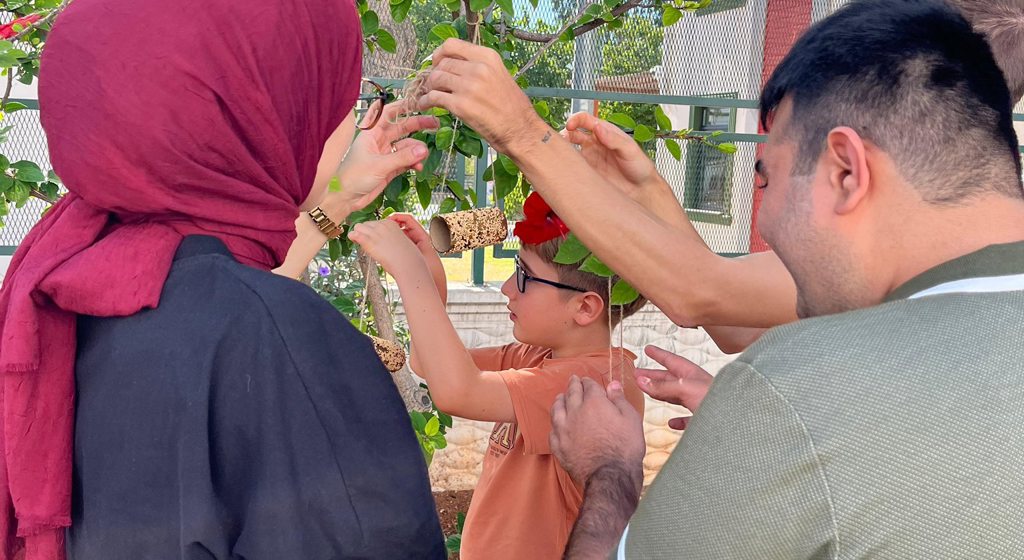 Kuş Yemliği Yapım Etkinliği  Otizm Gündüzlü Bakım, Rehabilitasyon ve Aile Danışma Merkezi olarak gerçekleştirdiğimiz kuş yemliği yapım etkinliğinde, hizmet alan bireylerimizin el becerilerini, yaratıcılıklarını ve ince motor becerilerini desteklerken hayvan sevgisi ve doğa bilinci kazanmalarını amaçladık.